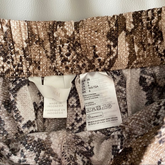 Snake Skin Print Flowy Shorts - Picture 2 of 3